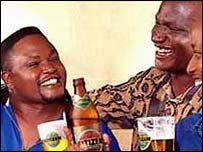 Keňané pijící pivo