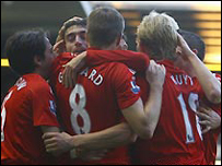 Cầu thủ Liverpool chia vui với nhau sau khi ghi bàn