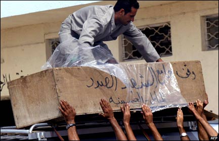 ataúd de una víctima de atentado con bomba en Irak
