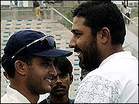 بھارت کی خوشی میں پاکستان شامل