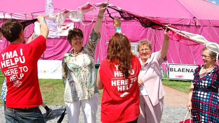 Yma i helpu - gyda'r bras