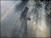 Bombeiro tenta conter fogo em montanha no norte de Pamplona