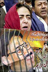 Poster có hình Asif Zardari