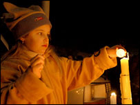 Criança acende vela por papa em Cracóvia, na Polônia