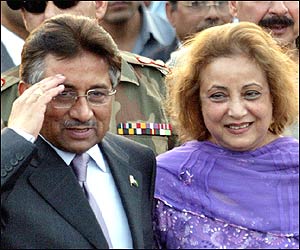 मुशर्रफ़ शरीके हयात के साथ