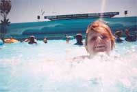 Gwenan yn mwynhau dyfroedd Wet 'N Wild!