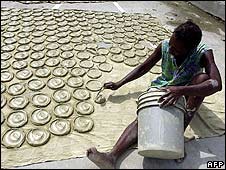 Một người Haiti đang làm bánh quy giá rẻ