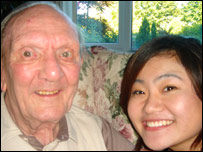 照顾敬老院的老人