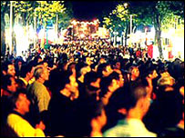 Miloedd mewn gwyl werin enwog yn L'Orient