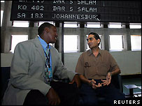 Sanjay Shah (direita) com um oficial de imigração queniano