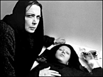 بیتا فرهی و باران کوثری در نمایی از فیلم خون بازی