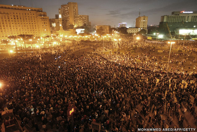 تظاهرکنندگان مصری در میدان تحریر در روز ۲۵ ژانویه ۲۰۱۱ خواهان برکناری رئیس جمهوری و انجام اصلاحات در کشور شدند