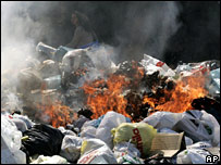 Lixo queimando nas ruas dem Nápoles