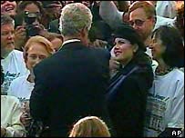 O então presidente Clinton, em imagem de TV com Monica Lewinsky
