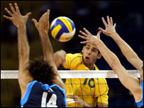 Dante supera o bloqueio dos italianos (foto Wander Roberto/COB)