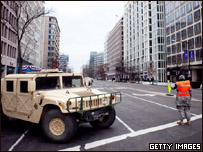 Membro da Guarda Nacional patrulha Avenida Pensilvânia, em Washington (Getty Images)