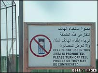 Sinal em posto de fiscalização na Zona Verde de Bagdá, proíbe uso de celulares (Foto arquivo)