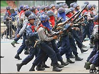 Binh lính Miến Điện tại đường phố Rangoon