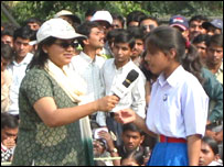 रेणू अगाल एक छात्रा से बात करती हुईं