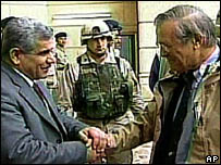 Donald Rumsfeld cumprimenta um oficial de Kirkuk