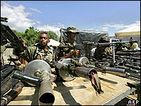 Paramilitares da Colômbia entregam armas