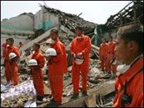 Rescue workers observe silence (Sichuan province, 19/05/08)
