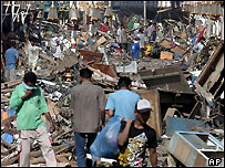 Sobreviventes vasculham escombros em Banda Aceh