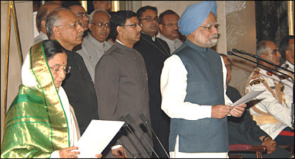 शपथ लेते मनमोहन सिंह, राष्ट्रपति प्रतिभा पाटिल के साथ