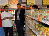 मुकेश अंबानी अपने एक रिटेल स्टोर में