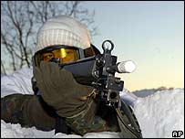 Soldado turco com camuflagem para neve, na fronteira entre Turquia e Iraque