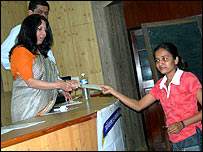 बीबीसी हिंदी डॉट कॉम की संपादक सलमा ज़ैदी प्रमाणपत्र देते हुए