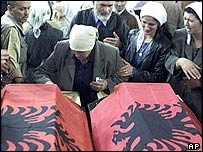 Đám tang của hai bé trai tại làng Chabra, Kosovo