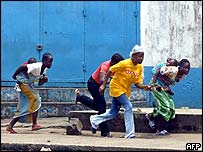 Civis em Monrovia tentam escapar de tiroteio