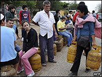 Moradores de Santa Cruz fazem fila para comprar gás