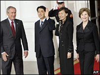 Ông Bush, ông Abe và các phu nhân trước Nhà Trắng