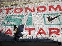 Muro com inscrição pró-autonomia em Tarija