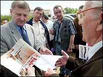 Miroslav Grebeníček s příznivci KSČM na Letné