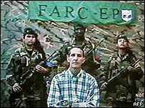 O novo ministro de Relações Exteriores da Colômbia, Fernando Araújo, em um vídeo gravado quando era mantido refém pelas Farc