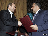 امضای موافقتنامه میان محمد باقر قالیباف شهردار تهران (چپ) و صابر العیساوی، شهردار بغداد