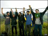 Estrangeiros comemoram libertação após seqüestro na Colômbia