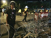 Một người biểu tình bên ngoài trụ sở thủ tướng 0509