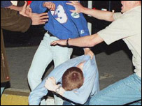 Pessoas brigando na rua