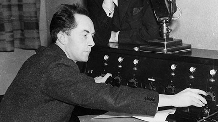 T Rowland Hughes wrth ei waith yn y BBC fel cynhyrchydd radio