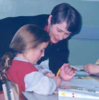 Linda Hall yn ystod ymweliad ag ysgol yn Y Wladfa yn 1999