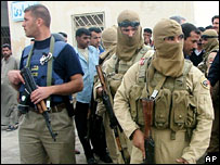 Policial iraquiano e militares em local de ataque suicida, na delegacia de Haswa