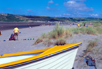 Cwch ar y traeth © Bwrdd Croeso Cymru