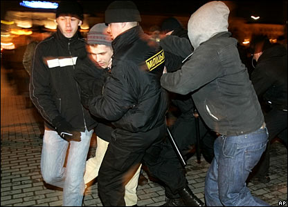 Sekitar 150 pengunjukrasa berada di lapangan ketika lebih dari 100 polisi antihuru-hara tiba dan menggiring pengunjukrasa ke truk yang menunggul Jumat pagi.