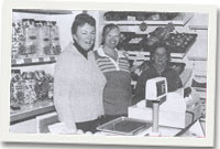 Agor y siop. Angharad Booth-Taylor a Frances yn helpu. Bett Doroshenko yn un o'r cwsmeriaid cyntaf.