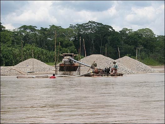Minería informal en la playa del río Madre de Dios
