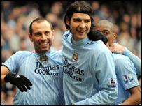 佩特罗夫（左）和队友庆祝进球